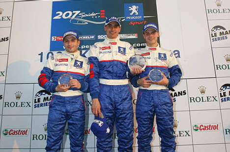 Race 1 podium - Maxime Dubrulle flankeret af Benoit Lison (2. pl.) og Thomas Accary (3. pl.).
(Foto: Peugeot Media)
